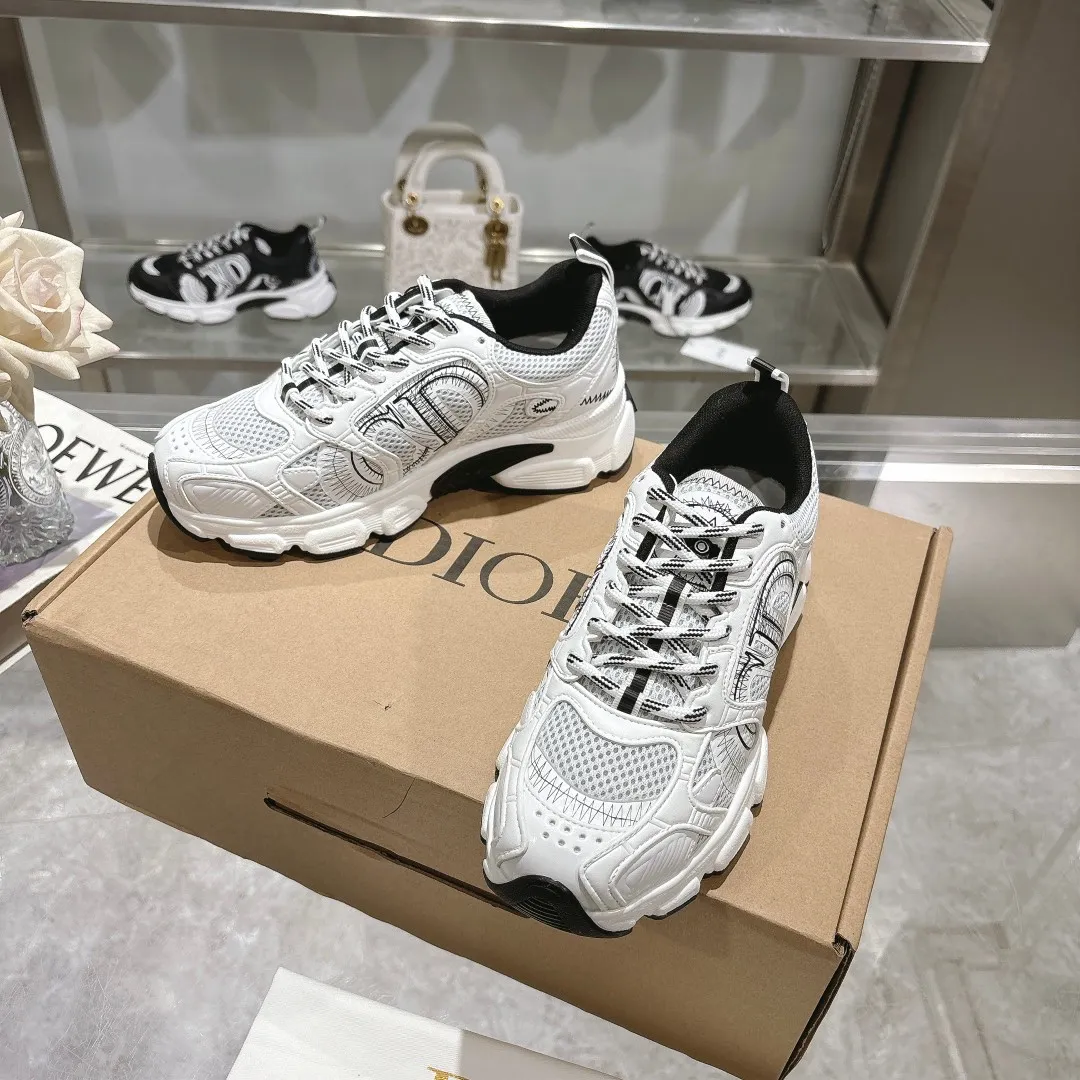 👟👟Ex-factory price 560👟👟 This Dior Chrono sneaker is a new product of the 2024 autumn ready-to-wear series, reinterpreting running shoes with Dior's high-end style. White mesh fabric is paired with nude and silver-toned laminated leather-effect panels, as well as CD logos on the sides, a star patch on the tongue and a Dior logo on the heel. Featuring tri-color laces, a lightweight sole and star embellishments for a casual look all year round. ✅Size: 35-40 ✅Packaging: With counter packaging and Dior outer box